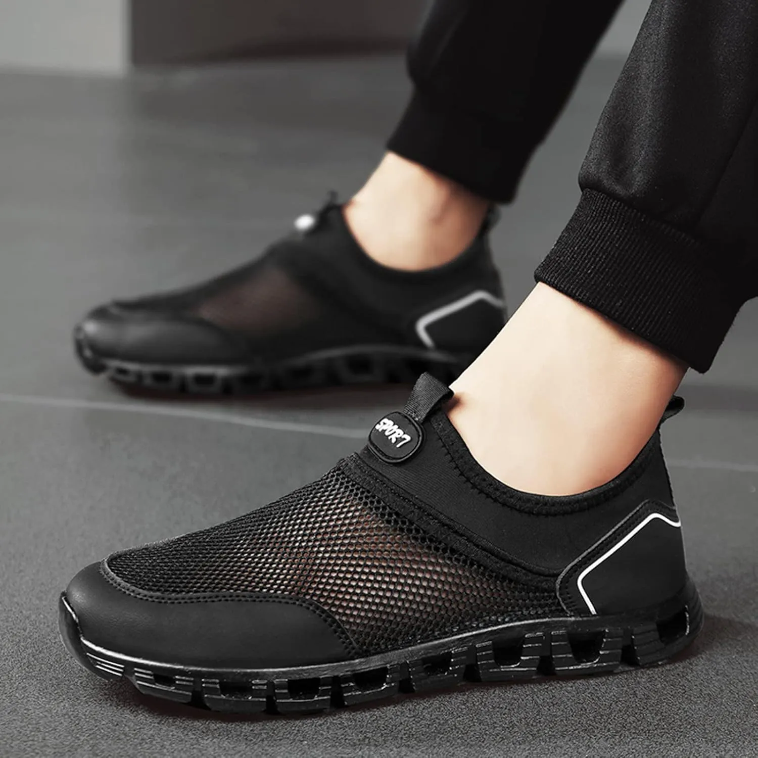 Men's Fashion Sneakers Men Sports Shoes Fashionable Simple and Solid Color New Pattern Summer Mesh Hollowed Out